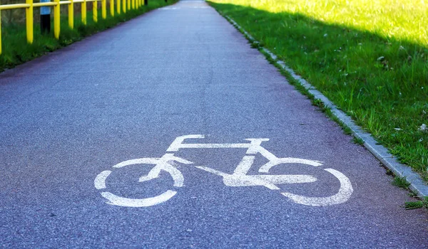 Polonya 'da bisiklet yolu üzerinde bisiklet sembolü