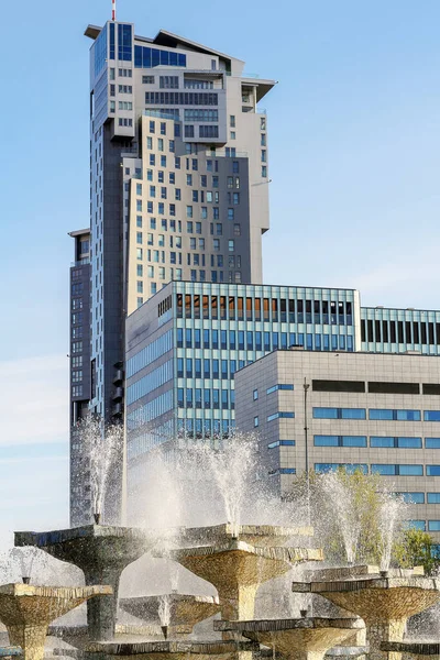 Fuente Que Brota Con Agua Sobre Fondo Del Edificio Gdynia —  Fotos de Stock