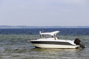 Polonya, Rewa 'da deniz kıyısına demirlemiş yalnız bir yat.