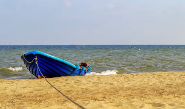 Mavi tekne Polonya sahiline demirlemiş.