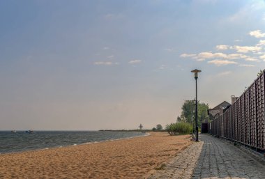 Polonya 'daki kumlu sahil boyunca gezinti