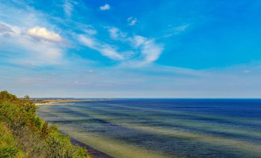 Polonya 'daki uçurumun tepesinden deniz manzarası ve rıhtım manzarası