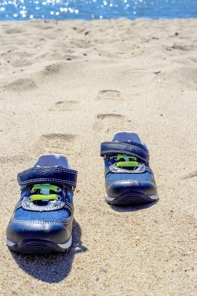 Dois Sapatos Bebê Praia Pegadas Areia Algum Lugar Polônia — Fotografia de Stock