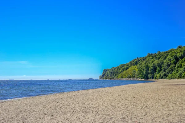 Kumsal, deniz ve uçurum güneşli bir günde Gdynia, Polonya 'da