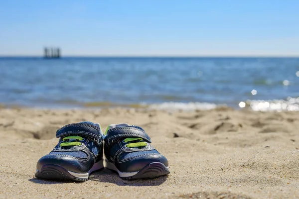 Sapatos Infantis Uma Praia Areia Polônia — Fotografia de Stock