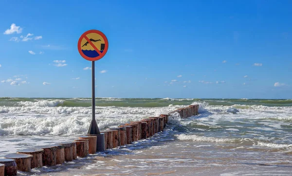 Polonya 'da dalgakıranda yüzmeyi yasaklayan bir işaret.