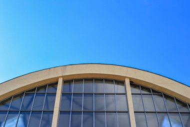 Polonya 'nın Gdynia kentindeki tarihi pazar salonunun modernizm tarzında bir parçası.