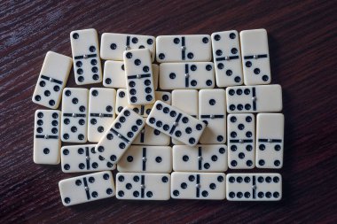 Tahta masaya saçılmış dominolar.