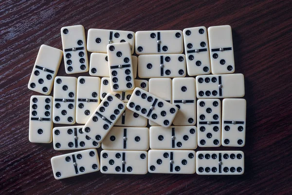Tahta masaya saçılmış dominolar.