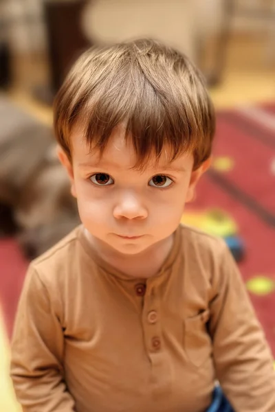 Porträt Eines Zweijährigen Jungen Der Hause Auf Dem Boden Sitzt — Stockfoto