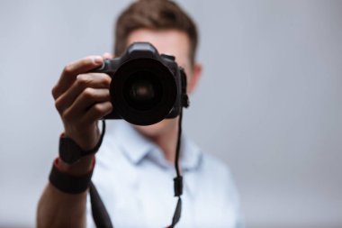 Fotoğrafçı, DSR kamerasını parlak arkaplanda tutuyor