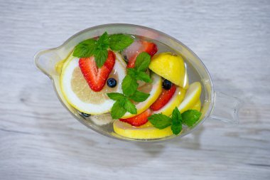 Taze çilek, nane, limon ve buzdan taze meyve suyu..