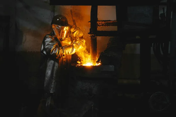 Завод з видобутку золота тепла піч чиста промисловість Ліцензійні Стокові Фото