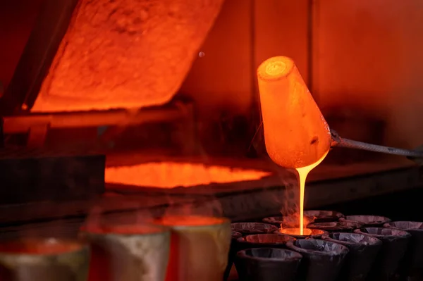 Gjutning guld gruvindustri fabrik metallproduktion — Stockfoto