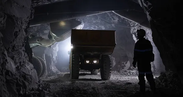 Mine d'or souterraine camion chargeur industrie métal — Photo