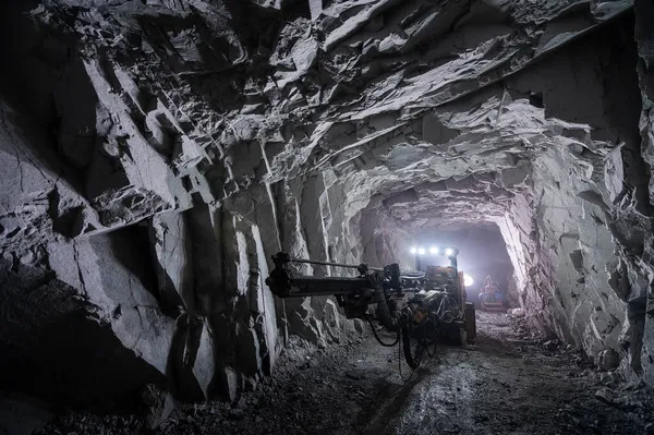 Minería de oro mina subterránea vehículo moderno mineral —  Fotos de Stock
