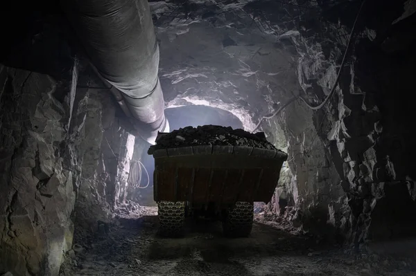 Minería subterránea minera cargador mineral oro —  Fotos de Stock
