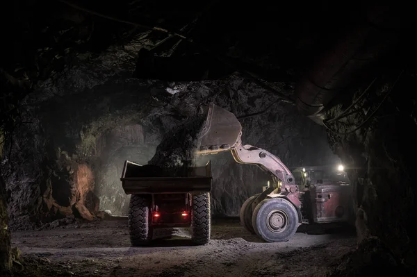 地下金採掘ローダートラック業界金属 ストックフォト