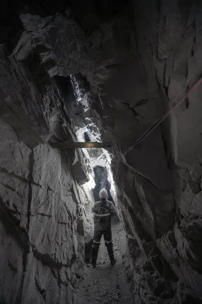Hombre subterráneo oscuro luz roca túnel caverna —  Fotos de Stock