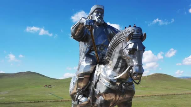 Статуя Чингісхана Сталь Кінська Крута Монголія Улаан Батор — стокове відео