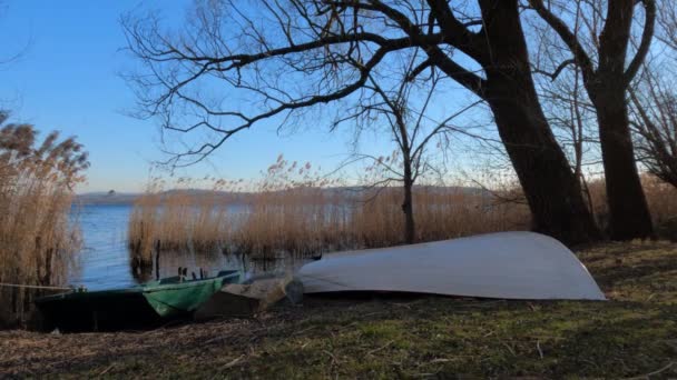 Aperçu Lac Avec Des Bateaux Renversés — Video