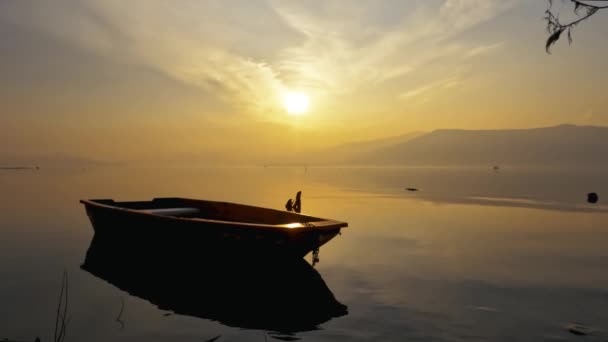 Puesta Sol Junto Lago Con Barco — Vídeo de stock