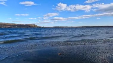 Göl kenarındaki dalgalar