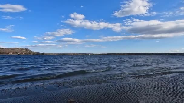 Promenader Vid Sjön Blåsig Dag — Stockvideo