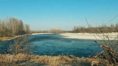 Piedmont 'taki Ticino Nehri' nin doğal akışı.