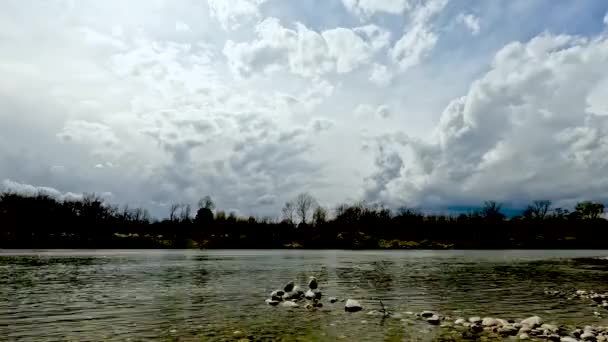 Облачное Небо Над Рекой — стоковое видео