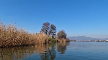 İçi boş sandık yere düştü.