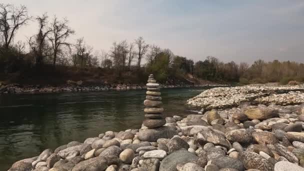 Большой Каменный Баланс Вдоль Реки — стоковое видео