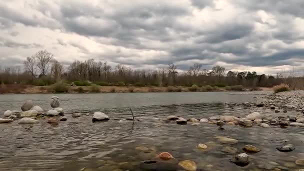 河边的石板平衡在等待雷雨 — 图库视频影像