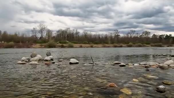 Équilibre Pierre Bord Rivière Avant Orage — Video