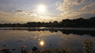 Gün batımında nehir boyunca zaman akıp gidiyor.
