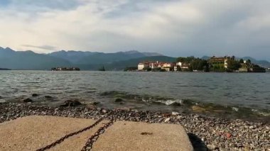 Isola Bella ile Maggiore Gölü 'nün manzarası