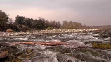 Bagajı dereye sıkışmış.