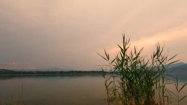 Gölde gün batımı