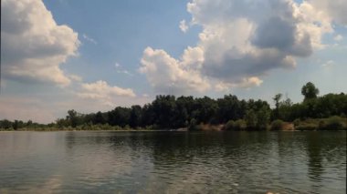 Suya yansıyan bulutlar