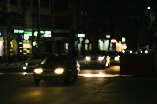 Nocny Pejzaż Rozmyciem Światłami Nocnymi Samochody Włączonymi Reflektorami Świecące Znaki — Zdjęcie stockowe