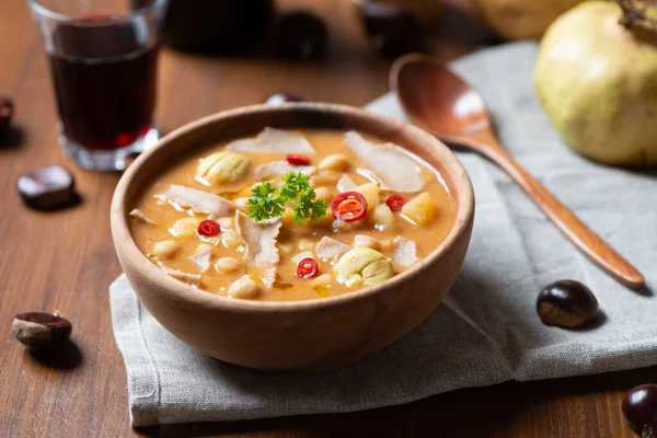 Vegansk Vegetarisk Höst Och Vintersoppa Med Kastanjer Kikärter Potatis Och — Stockfoto