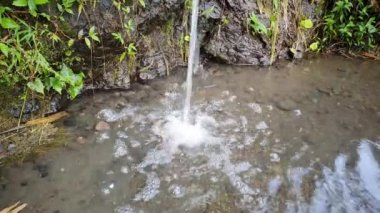 Temiz suyun akış videosu. Doğal atmosfer, çok güzel. Dosya 1