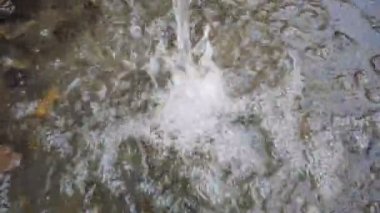 Kırsal kesimdeki bambudan akan su görüntüsü. Doğal su. Dosya 5