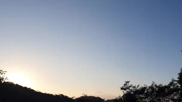 Ηλιοβασίλεμα Αργή Κίνηση Όμορφα Σύννεφα Και Ουρανός — Αρχείο Βίντεο
