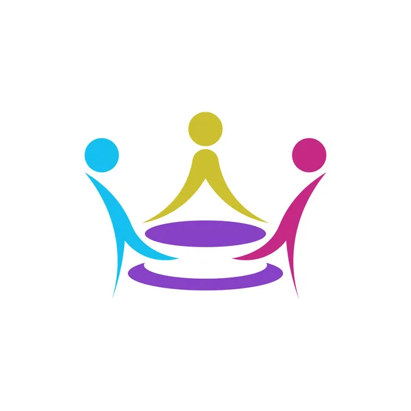 Três Pessoas Uma Mesa Logotipo Colorido Forma Coroa Rei — Vetor de Stock