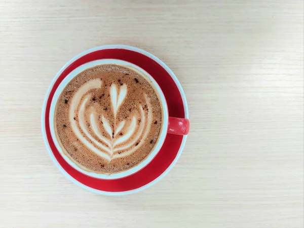 Filiżanka Kawy Latte Sztuki Drewnianym Stole Odizolowane Tło Wybiórcze Skupienie — Zdjęcie stockowe