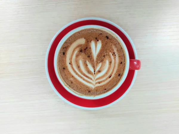 Kopp Kaffe Latte Konst Träbordet Isolerad Bakgrund Selektivt Fokus Coffe — Stockfoto