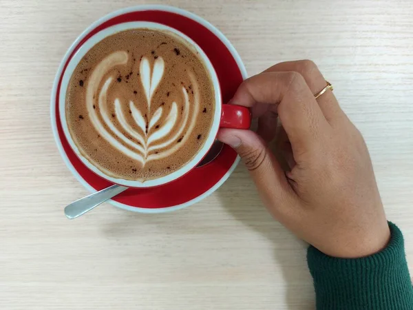 Uma Xícara Café Arte Latte Mesa Madeira Fundo Isolado Foco — Fotografia de Stock