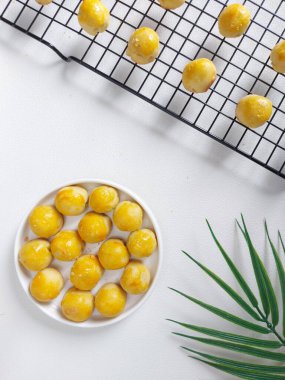 Ananaslı tart, nanalı tart ya da nastarlı kurabiyeler. İçinde ananas reçeli olan kurabiyeler. Bayram ve diğer özel anlarda çok popülerdir. İzole edilmiş arkaplan beyaz. 