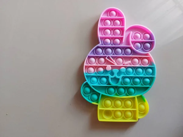 Pop Toy Rabbit Rainbow Colors Tled Floor Dětské Vzdělávací Hračky — Stock fotografie